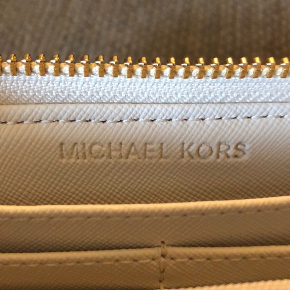 Michael Kors Multi-Functional Wallet & Phone Case - Picture 6 of 8